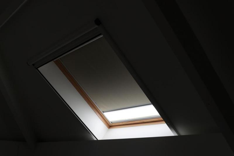 Stores pour fen&ecirc;tres de toit : ma&icirc;trisez la lumi&egrave;re sous vos combles